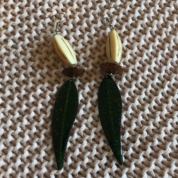 green dangle earrings - Picture 2 of 2